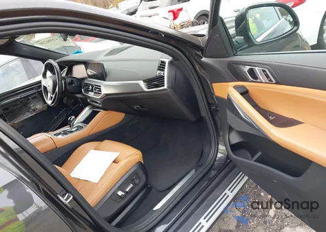 2022 BMW X6 xDrive40I z USA, uszkodzony, nr VIN 5UXCY6C08N9J42392